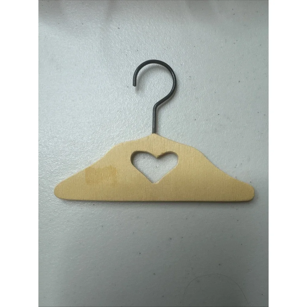 Small‎ doll hanger with cut out wooden heart